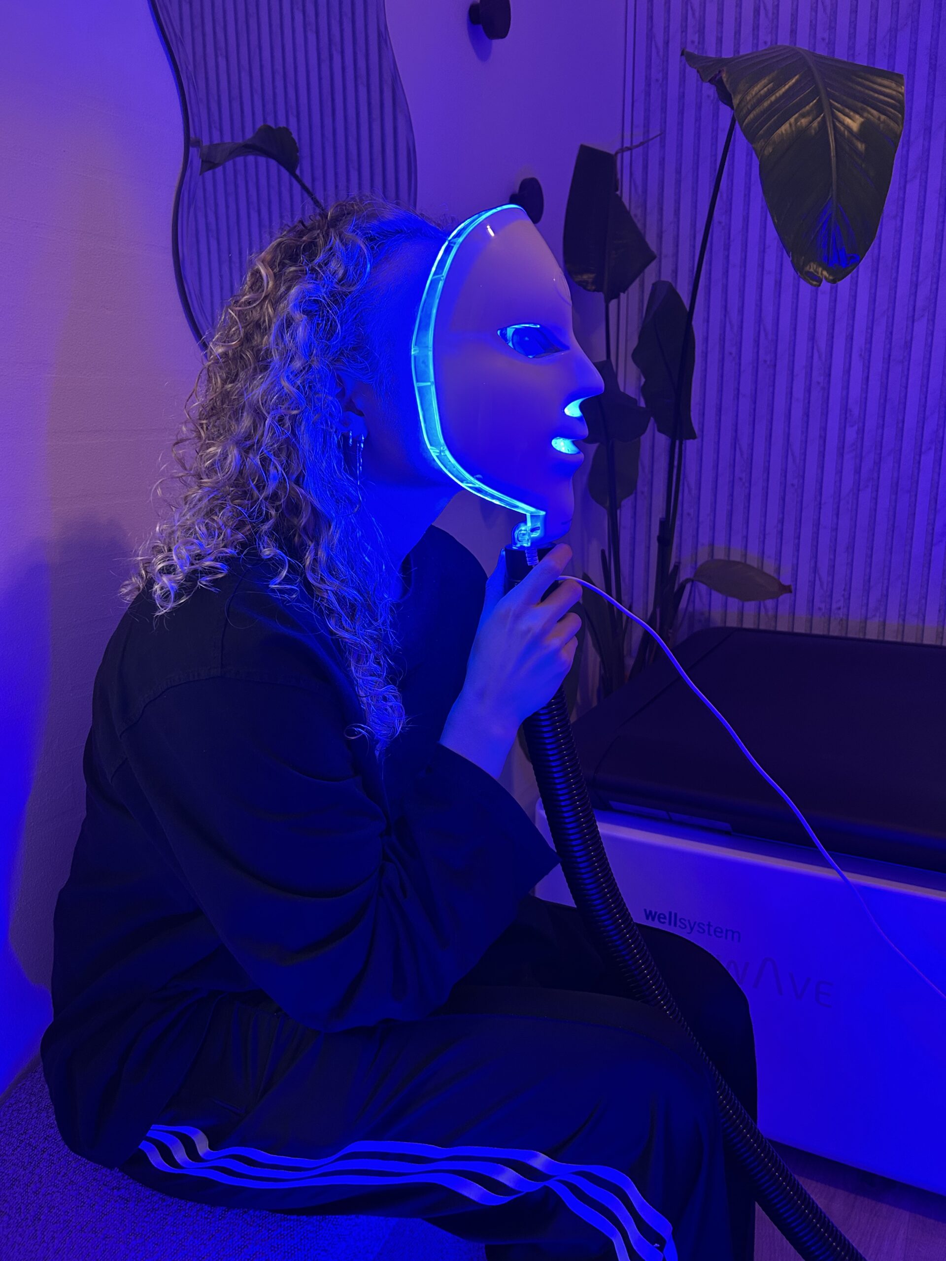 Cryo Mask med kold luft og blåt LED-lys hos Studio Strong